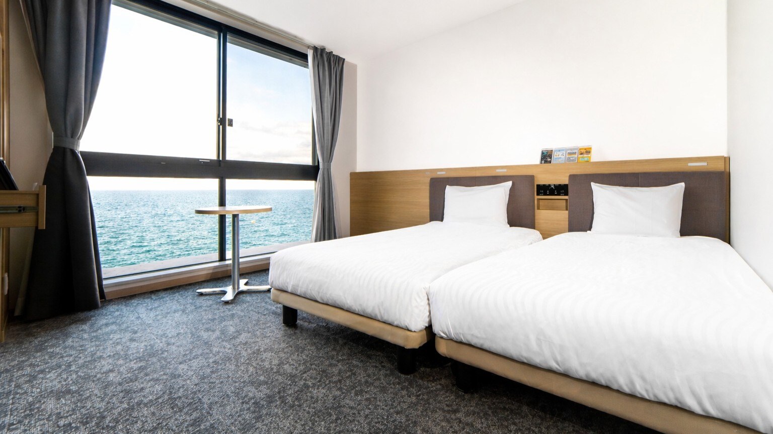 Ocean View Hollywood Twin Room [Ocean View Guaranteed]