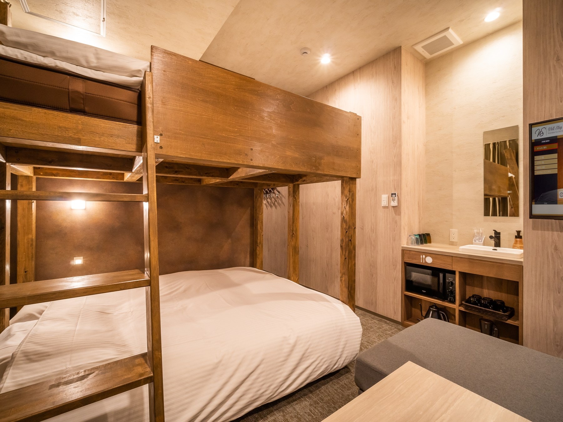 Room for 5 people (double * 2, sofa * 1)