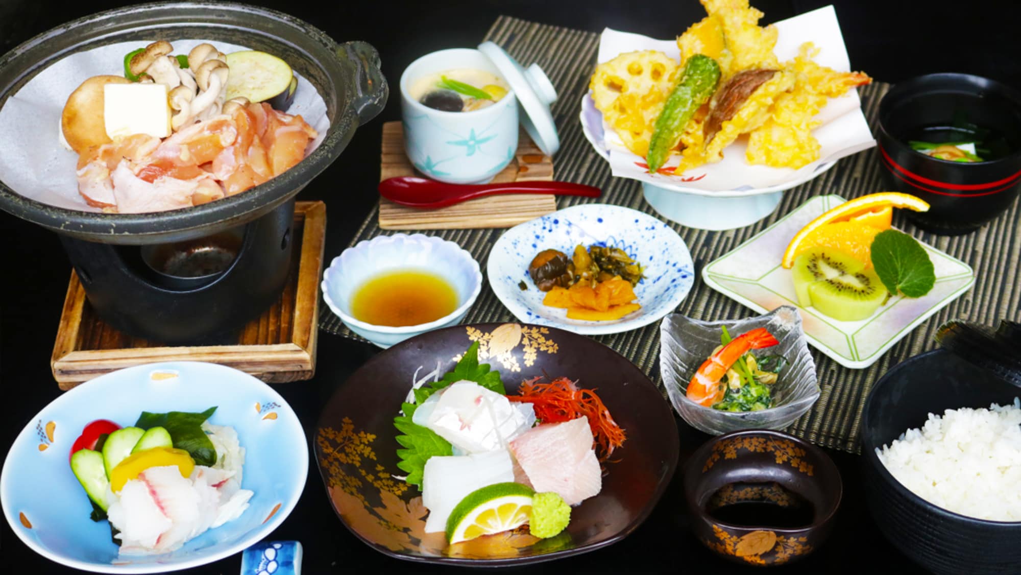 [Contoh makan malam standar] Masakan Kaiseki dibuat dengan banyak bahan lokal.