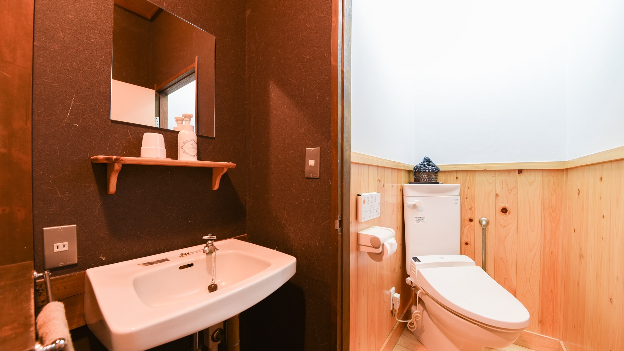 * [Room for 2 people / Example] Equipped with a Western-style toilet. Some rooms also have a washlet.