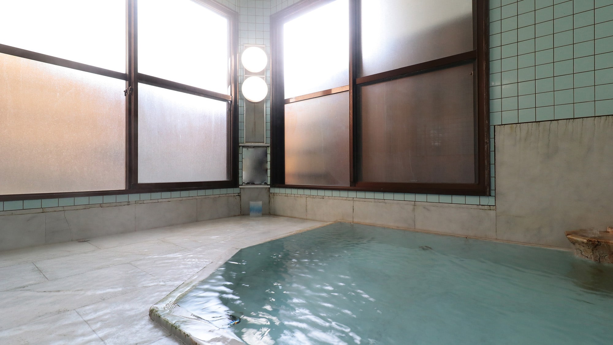 [Hot spring] It is not large, but it is kept clean and you can relax in the bath. Day trip bathing is also available.