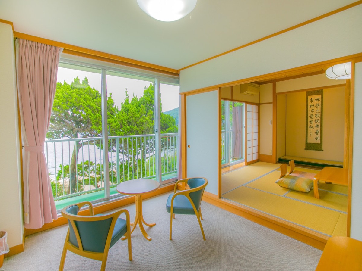 A Japanese-style room with a size of 12 tatami mats and a relaxing floor (approximately 6 tatami mats) overlooking the Sotoura beach.