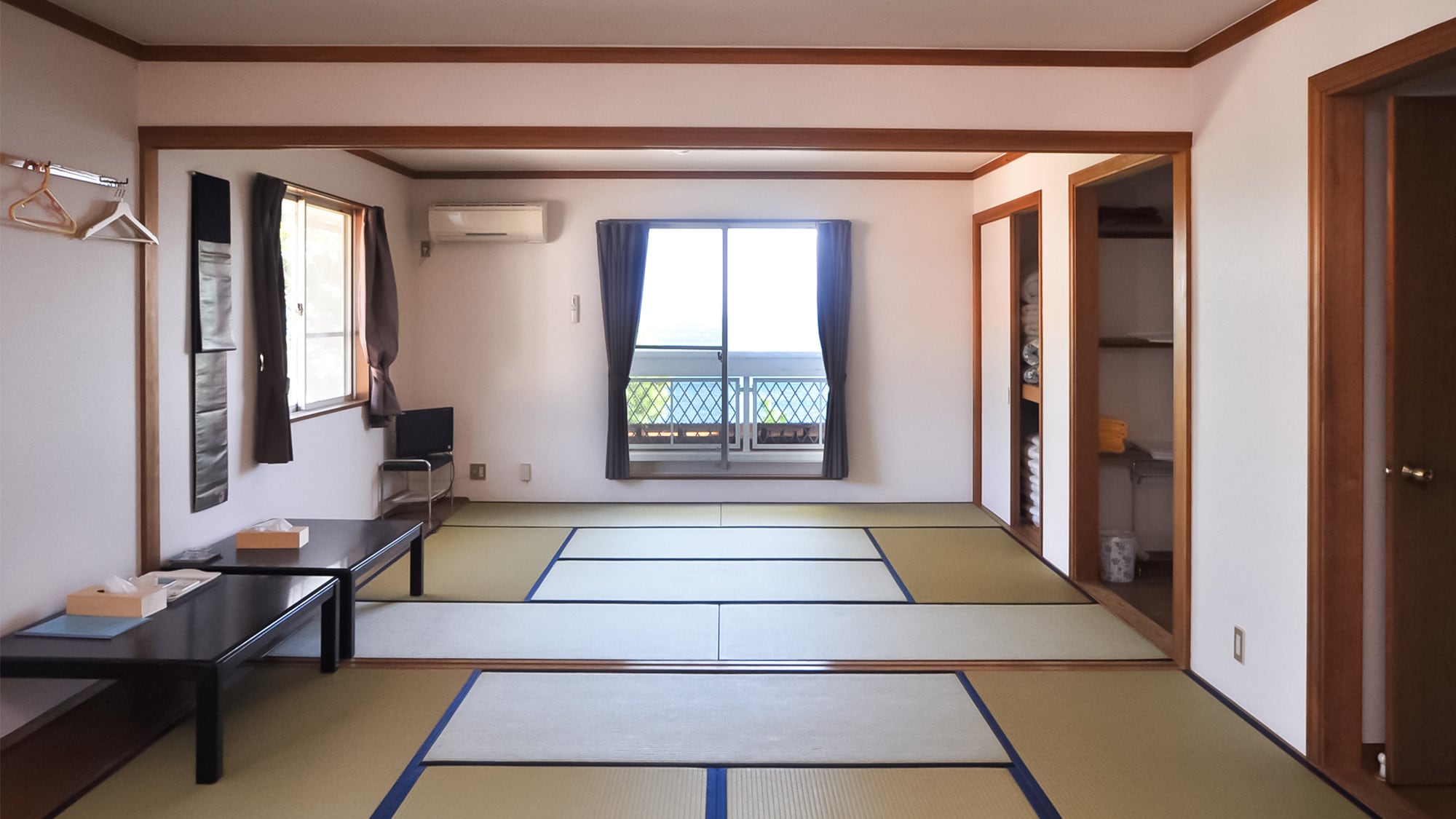 ・ [Japanese-style large room] The beautiful view from the window and the spacious space are attractive.