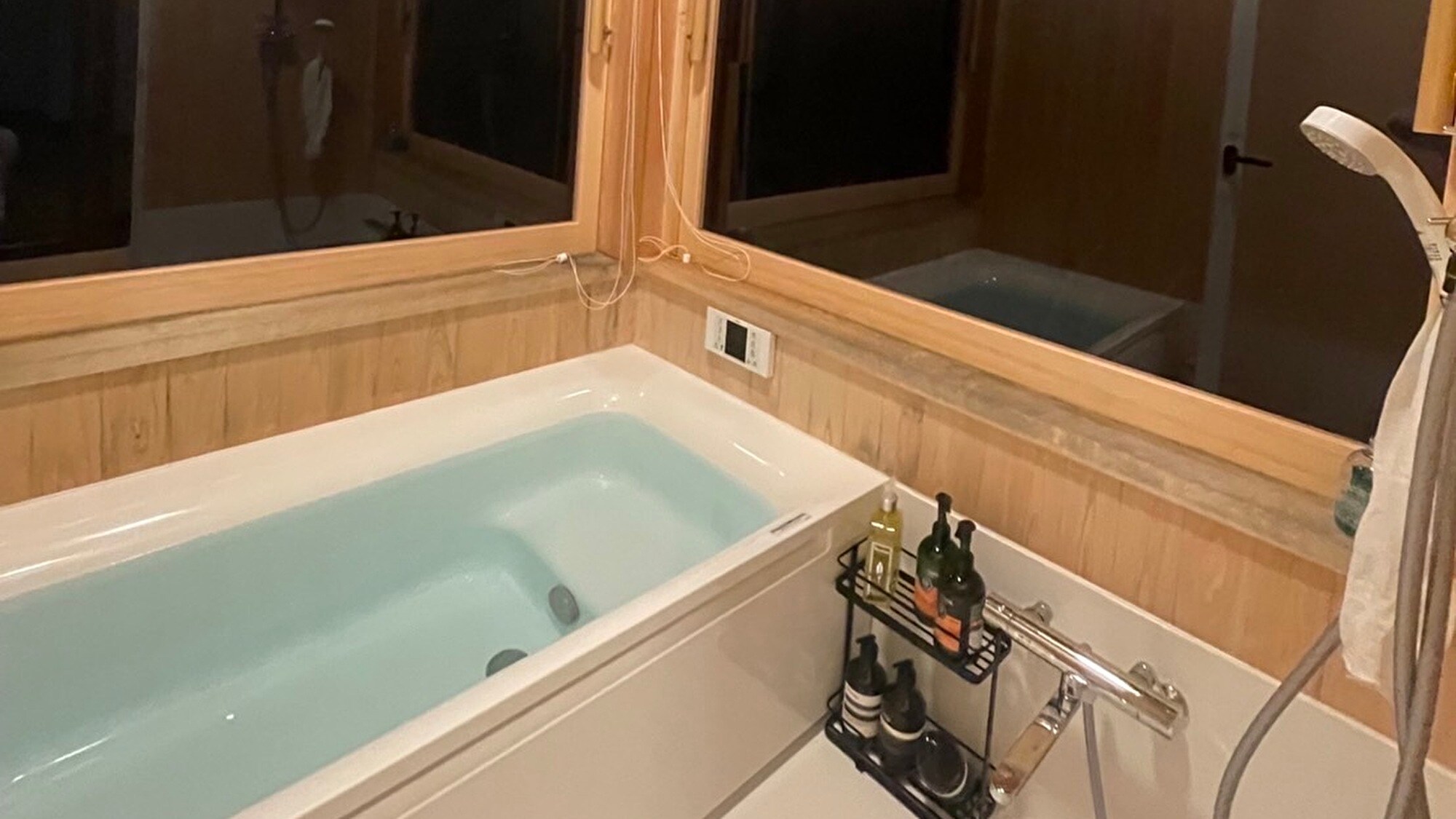 ห้องอาบน้ำเปิดโล่งใหม่ (กลางคืน)