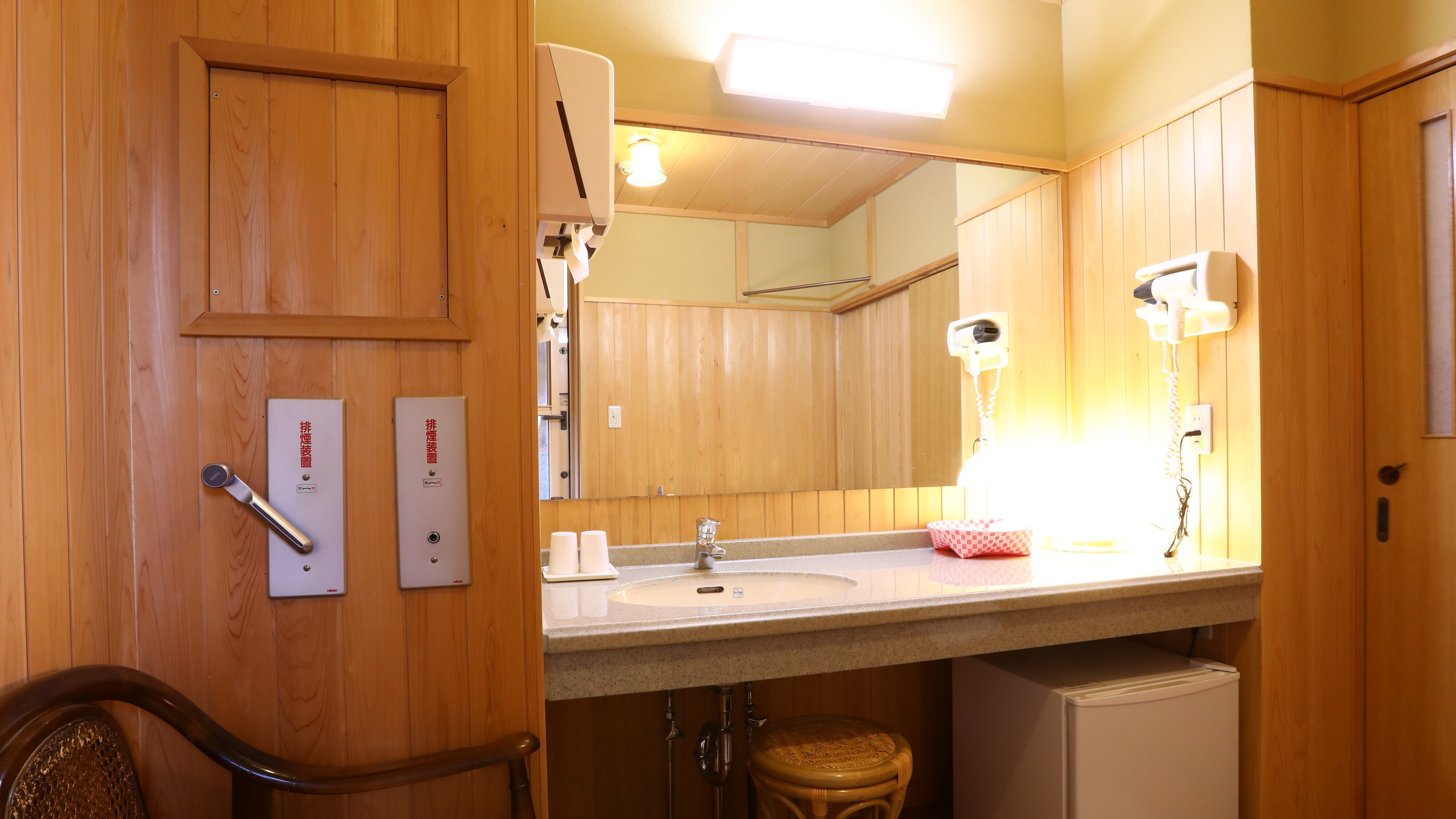 ■ Large and easy-to-use wash space between the skins