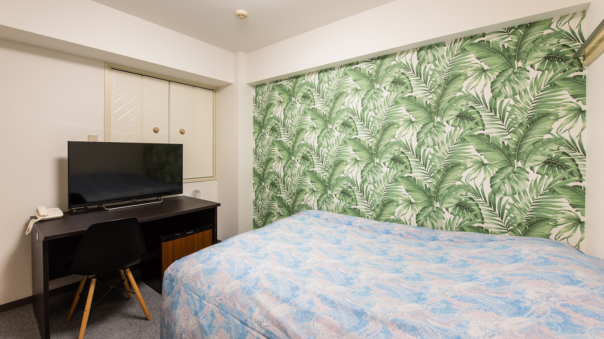 The guest rooms have been renovated with separate bathrooms and toilets. The wallpaper is also cute.