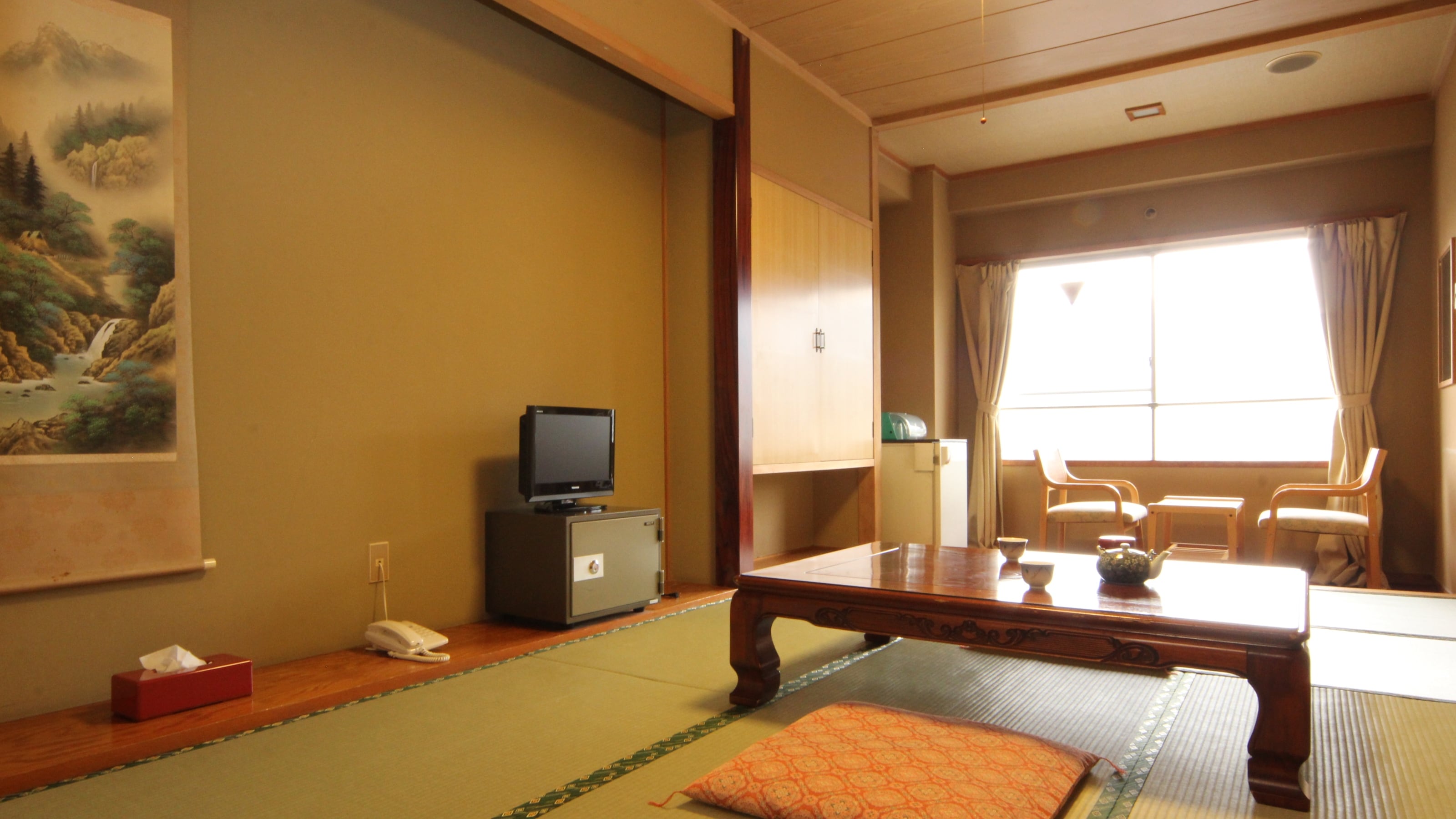 ■8 tatami Japanese-style rooms - for 1 or 2 people - Our hotel offers relaxing Japanese-style rooms.