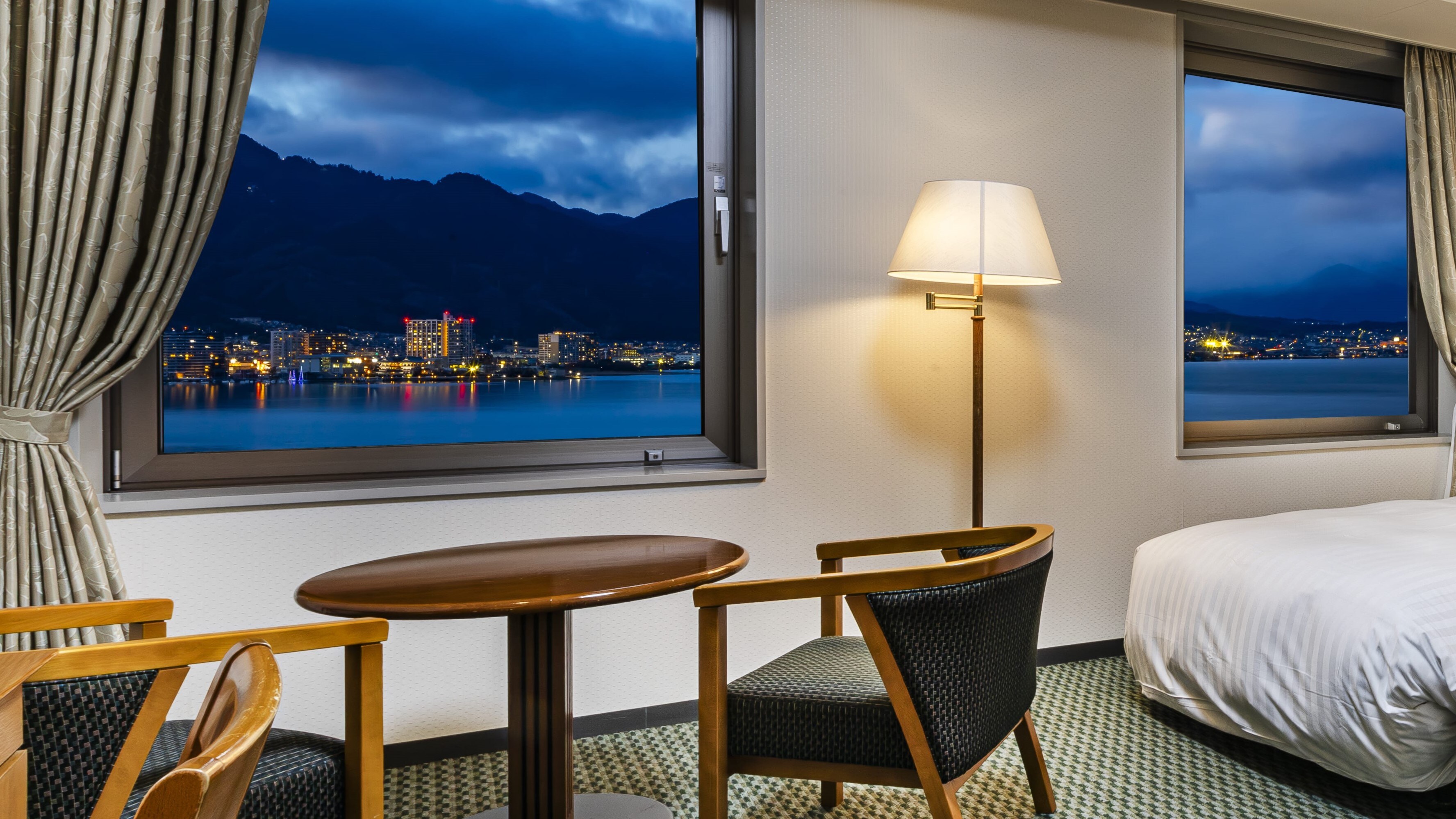 Lake View Twin Room (Non-smoking, approx. 30 square meters)