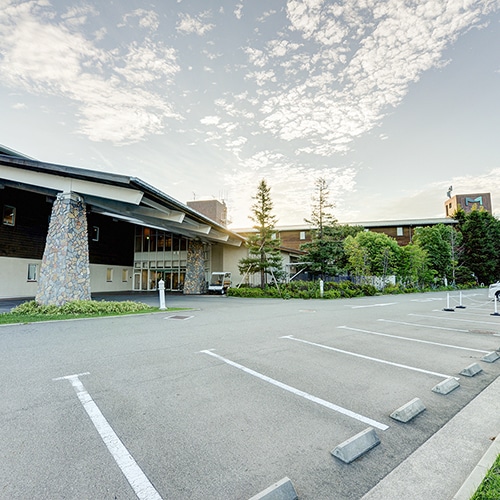 * [Exterior of the main building] There is also a parking lot that can accommodate all 180 cars. (1000 yen / day)