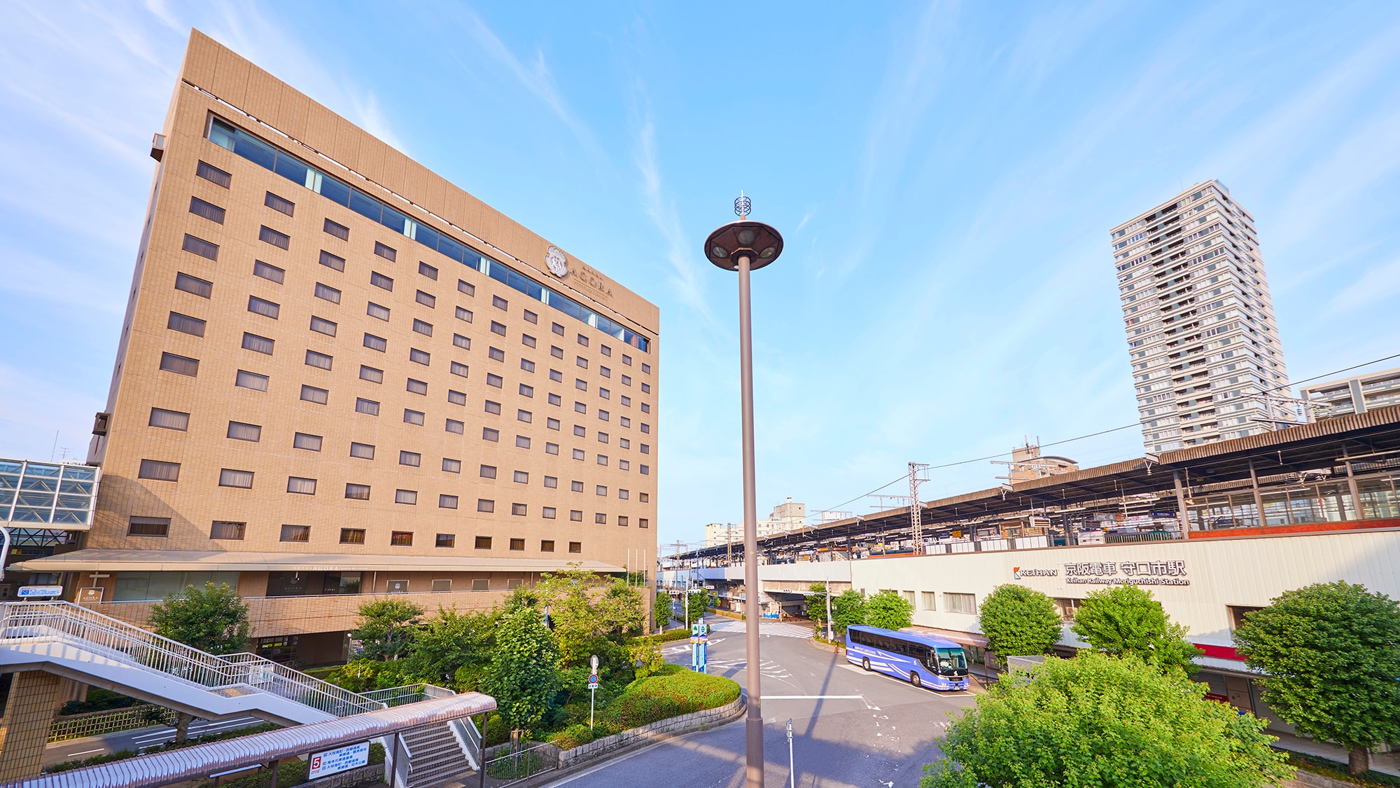 ホテル アゴーラ 大阪守口　外観　京阪守口市駅直結。大阪市内から約5分、京都まで電車で1本の好立地