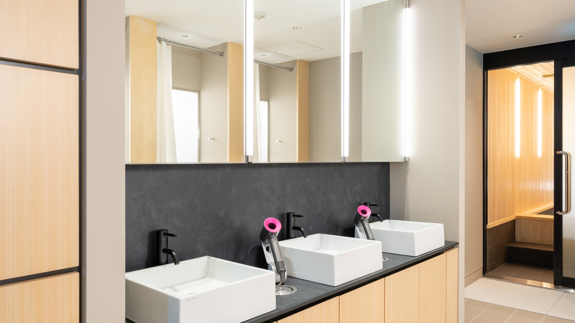 [5th floor] Large bath and shower booth