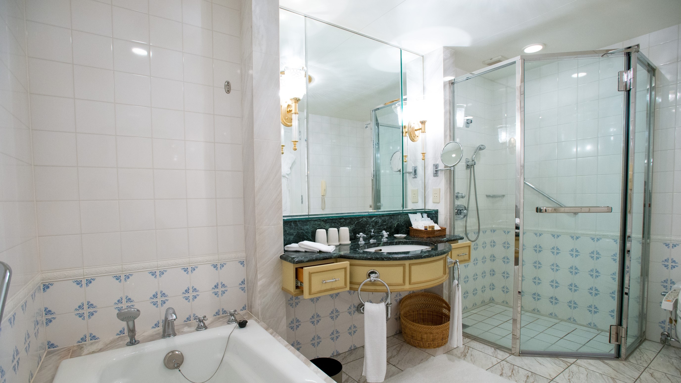 Bathroom (deluxe room)