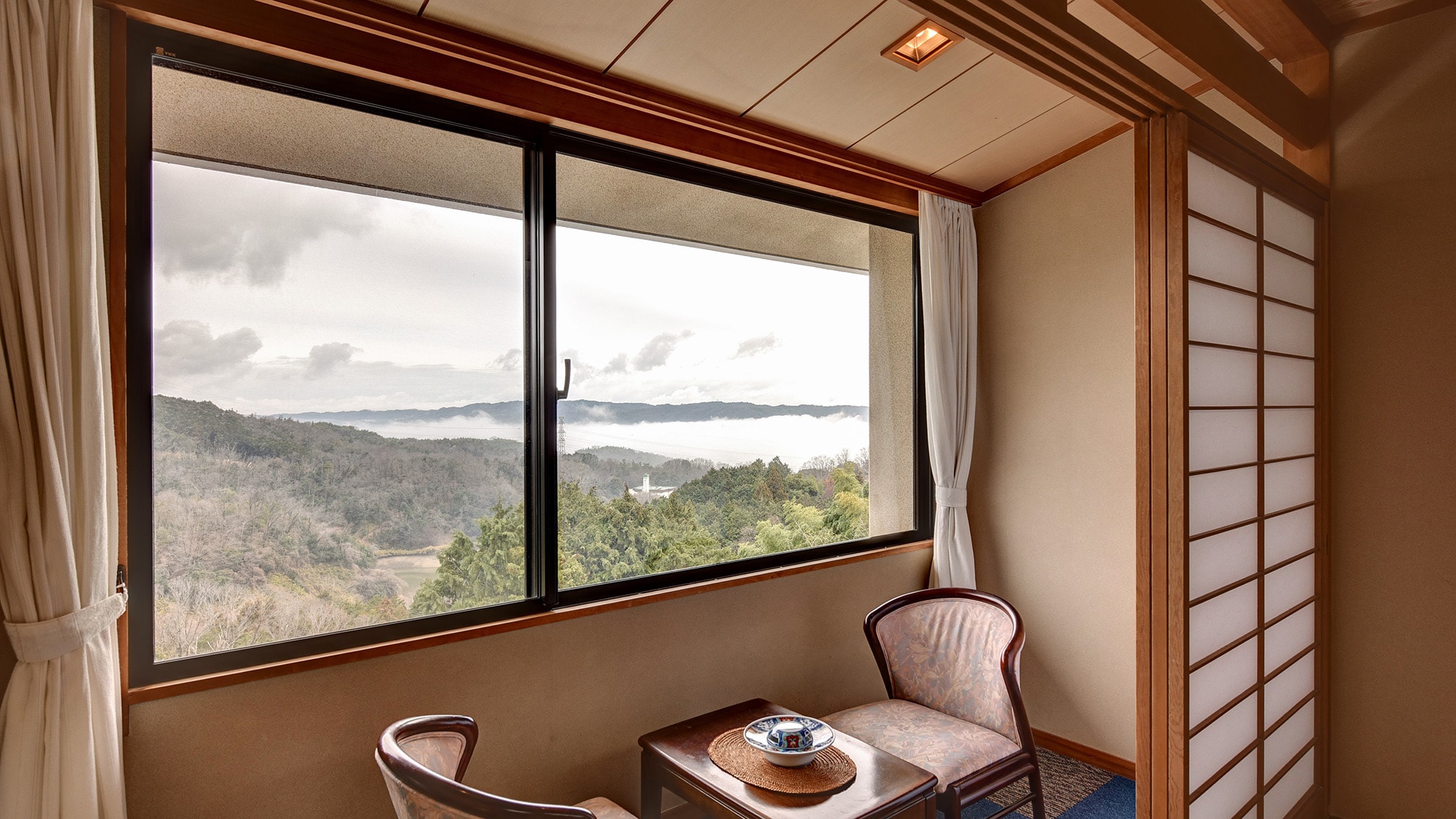 * [Mountain-facing room with a view] Enjoy a luxurious moment relaxing while looking at the view.