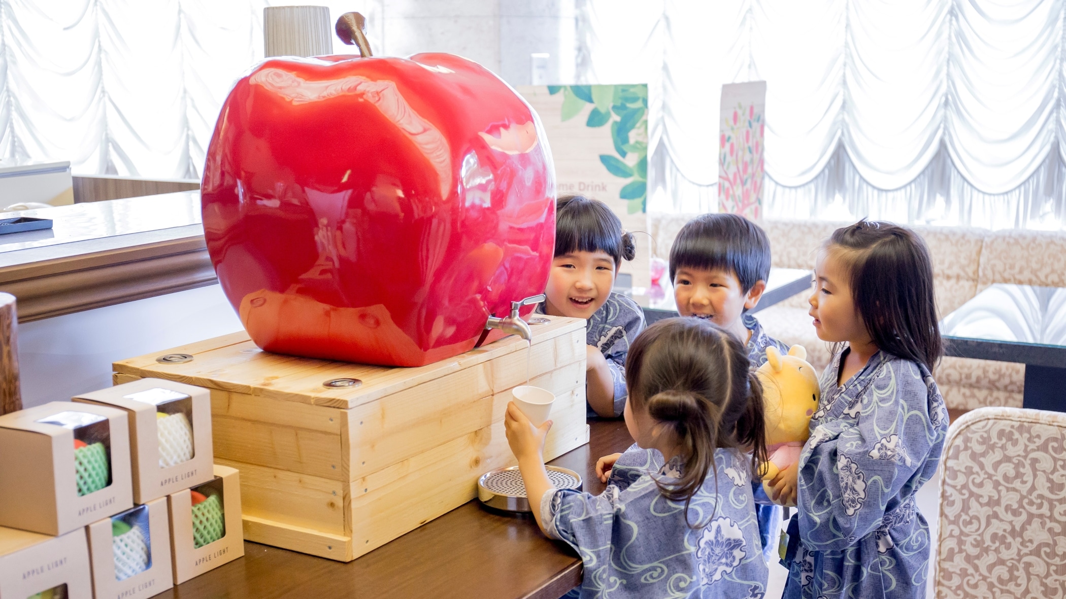 What comes out of the "Apple" is apple juice! It's a free service☆