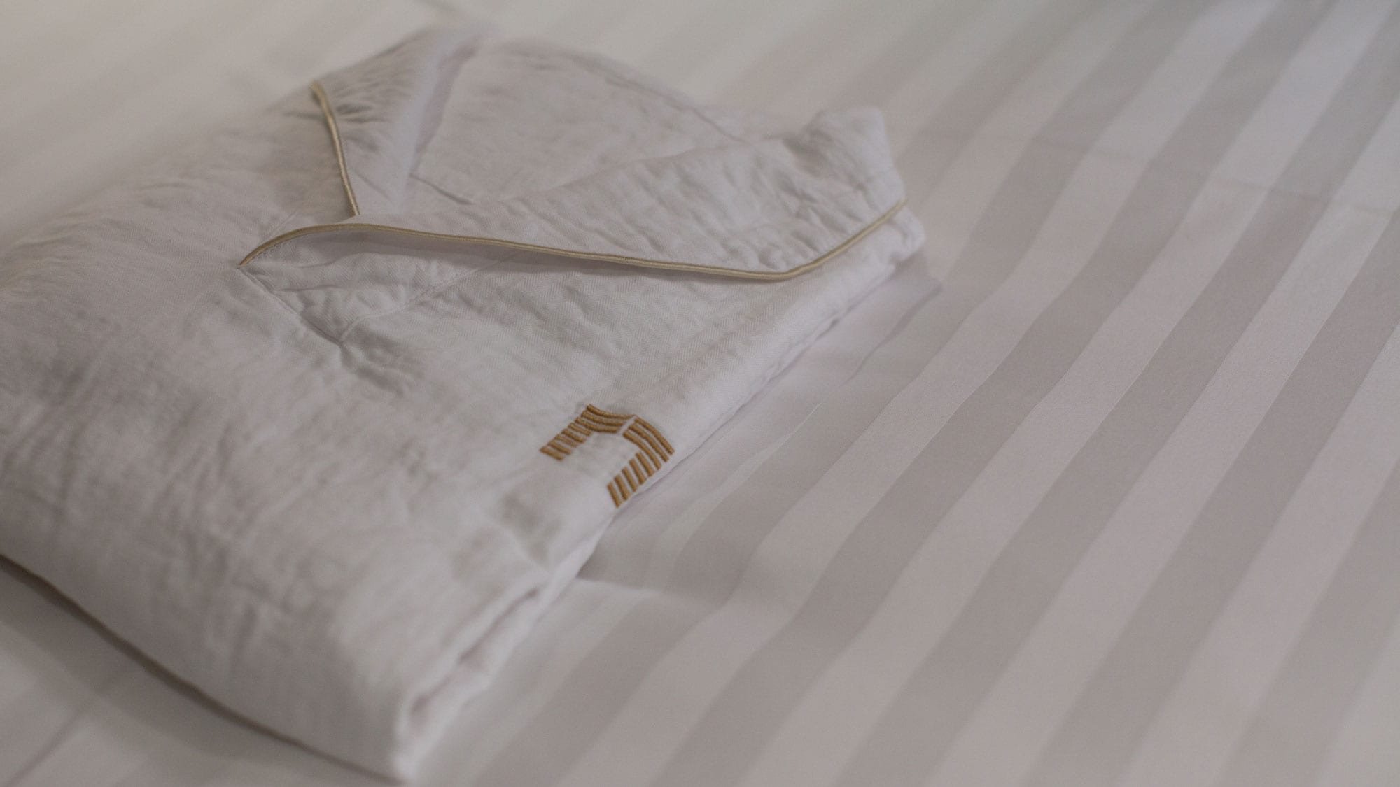 Separate type nightwear with separate top and bottom
