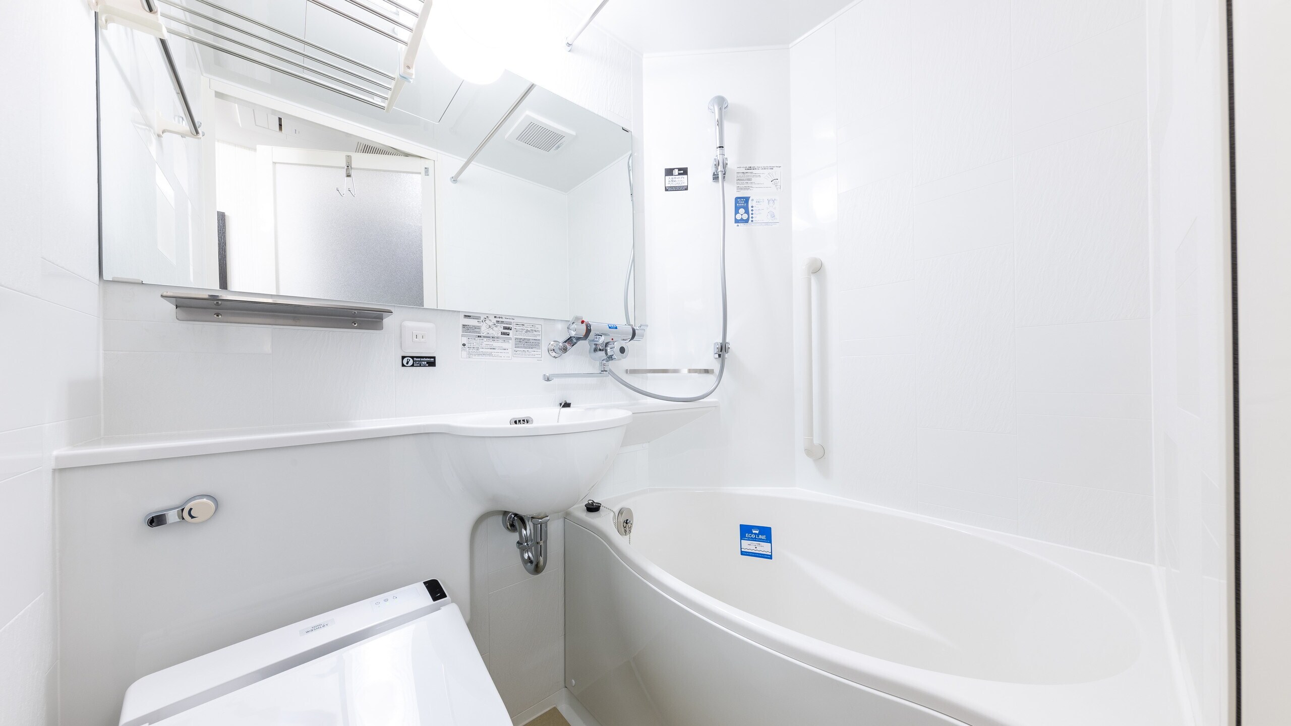 Egg-shaped bathtub