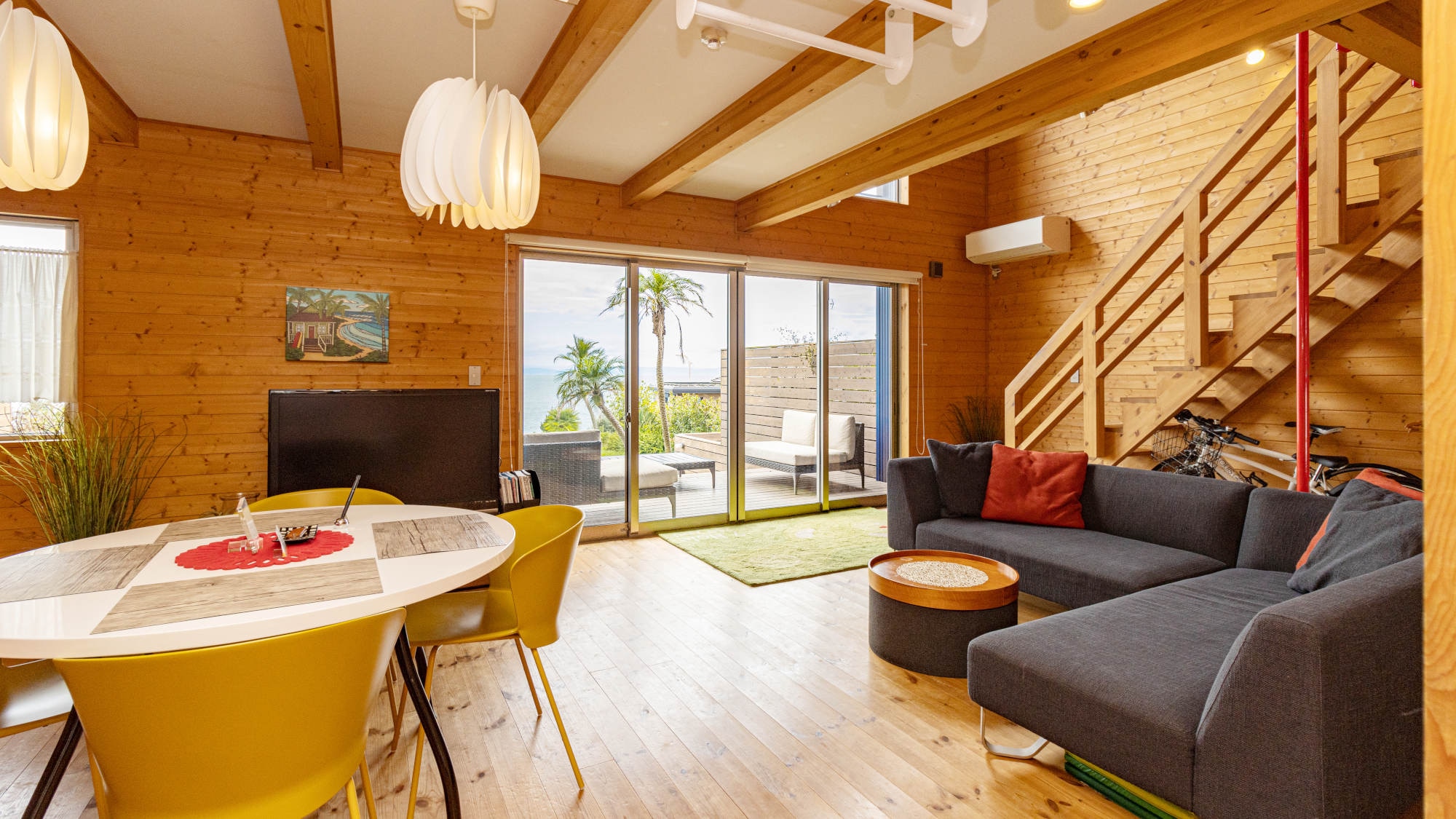 [Interior/1st floor] There is a kitchen and dining space that can accommodate multiple people, ensuring the spaciousness that only a villa can offer.
