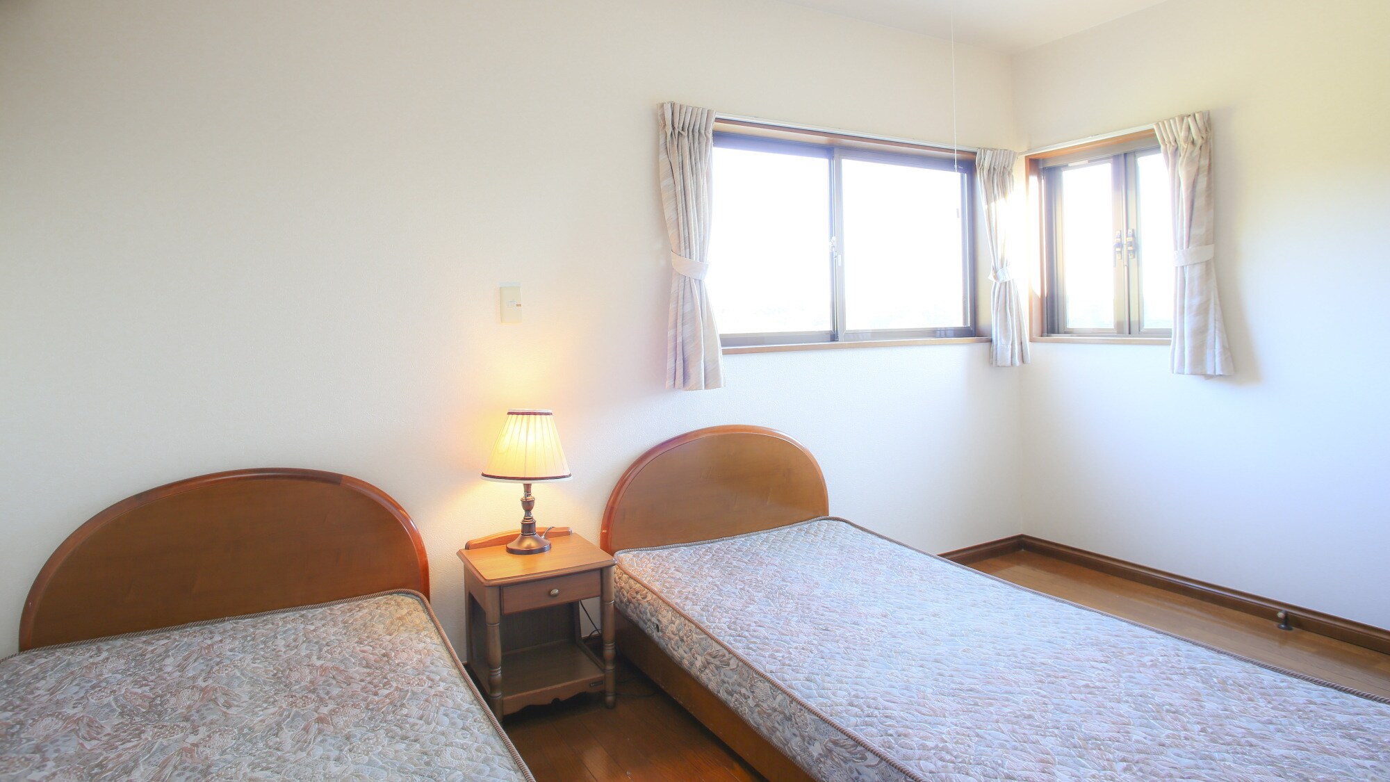 There are two twin rooms on the second floor. If you are staying with 5 people, please either sleep in the same bed or bring a sleeping bag.