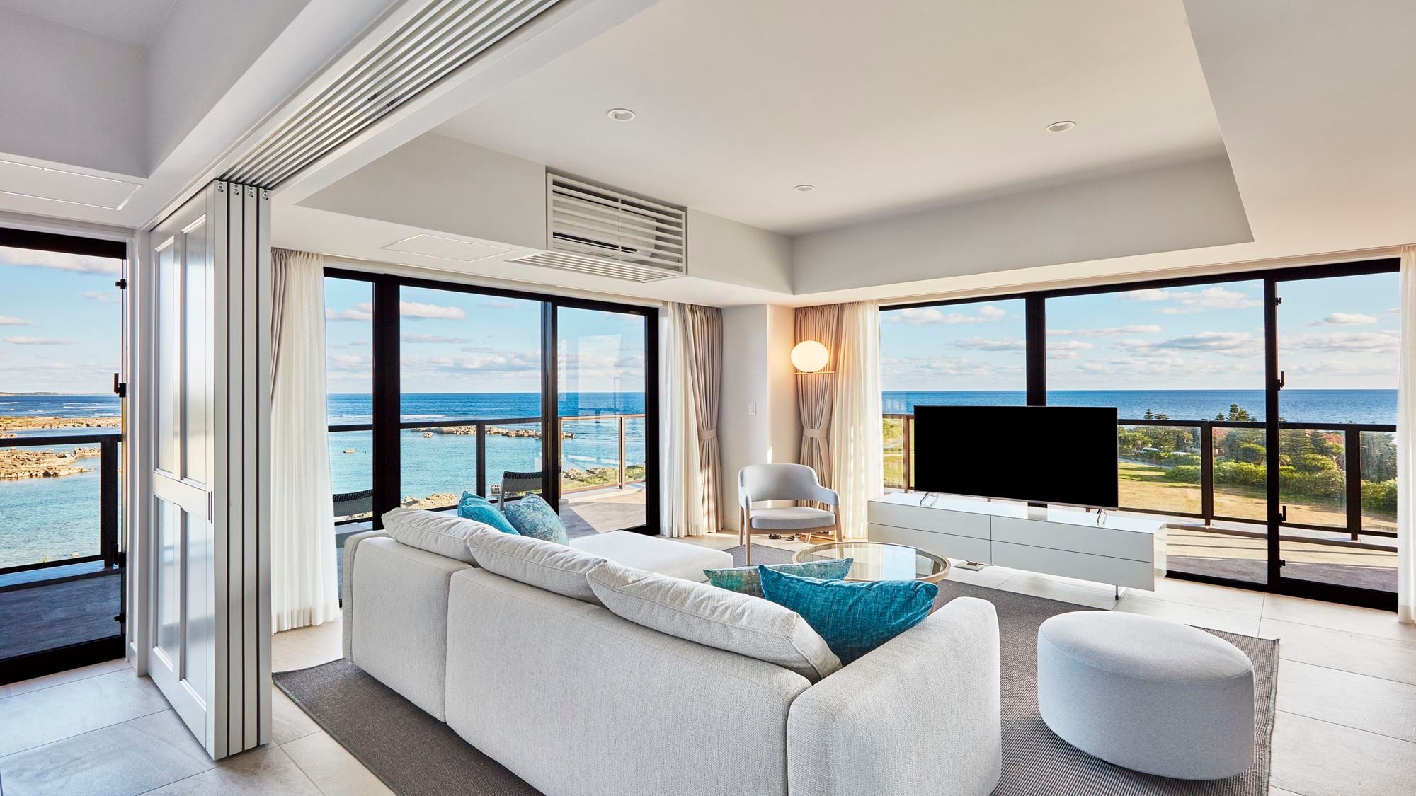 [Deluxe Corner Suite (60 square meters/2nd-4th floors) <Oceanfront>]