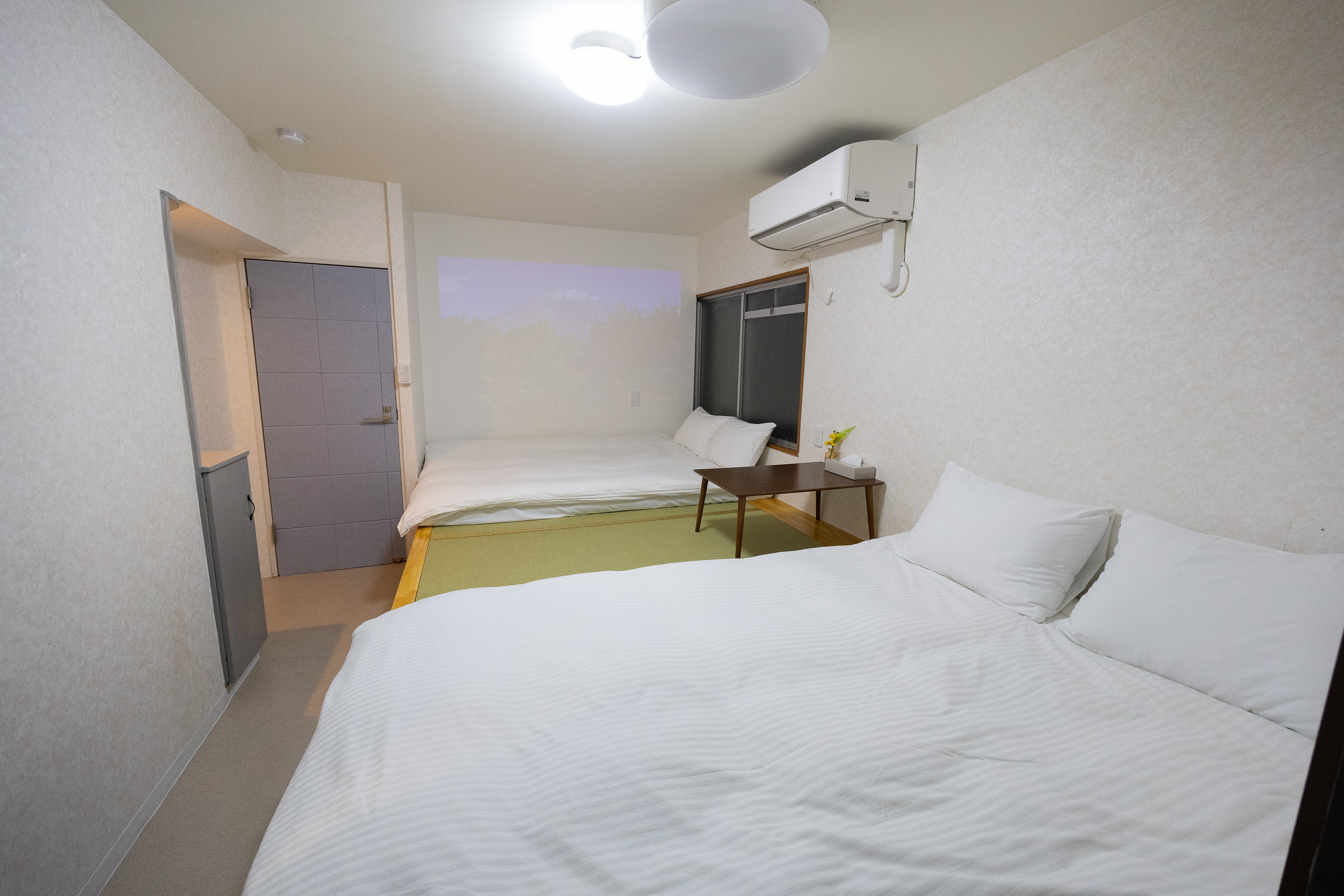 4 person room with toilet