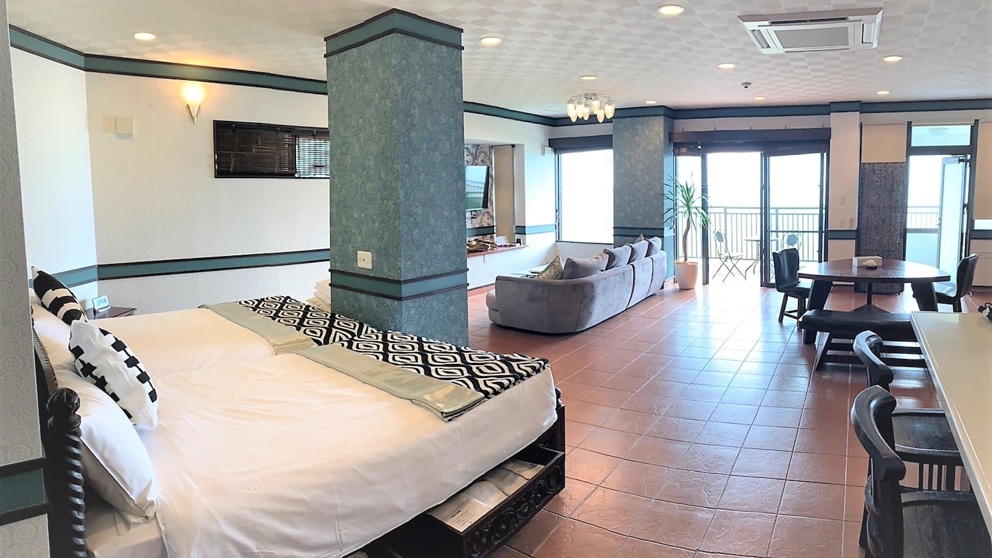 ・ <Suite room Murikabushi> There is one double bed and two semi-double beds.