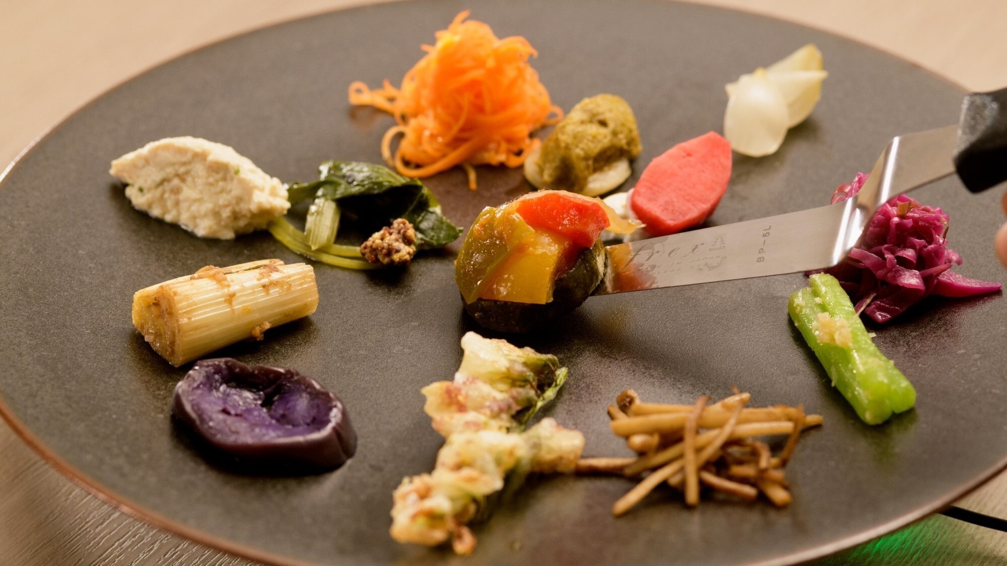 [ตัวอย่างมื้ออาหาร] "จานธรรมชาติอาโอโมริ" จานที่ทั้งน่ารับประทานและมีประโยชน์ต่อสุขภาพ โดยใช้ผักจากภูมิภาคโทโฮคุ