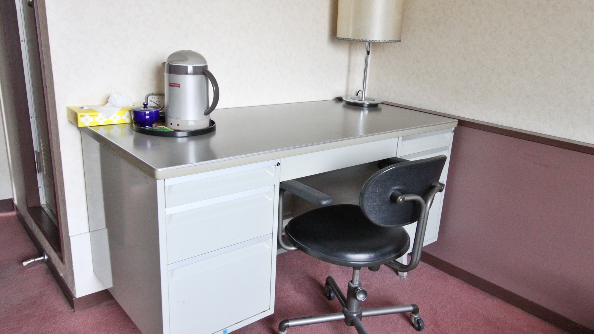 *Example of a guest room/A desk that is convenient for business people.