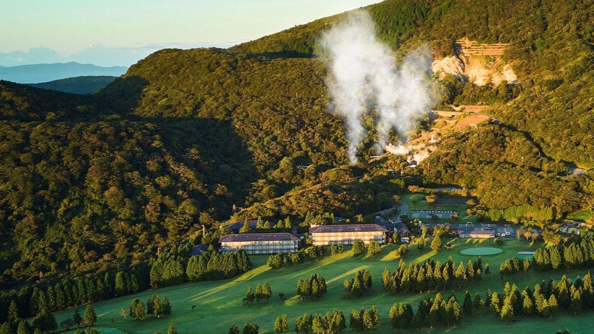[Hotel exterior] A hot spring inn in the sky with steam rising from the hot spring