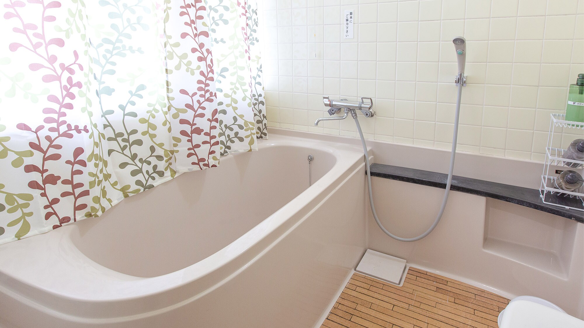 ・[Japanese-Western style room] Refresh yourself after your travels in the bathroom where you can stretch your legs.