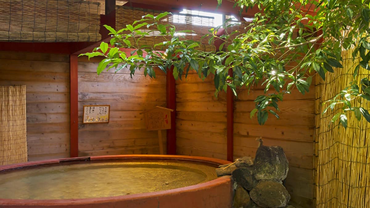 Các phòng tắm ngoài trời "Red Bath" và "Black Bath" được thay đổi giữa nam và nữ mỗi ngày.