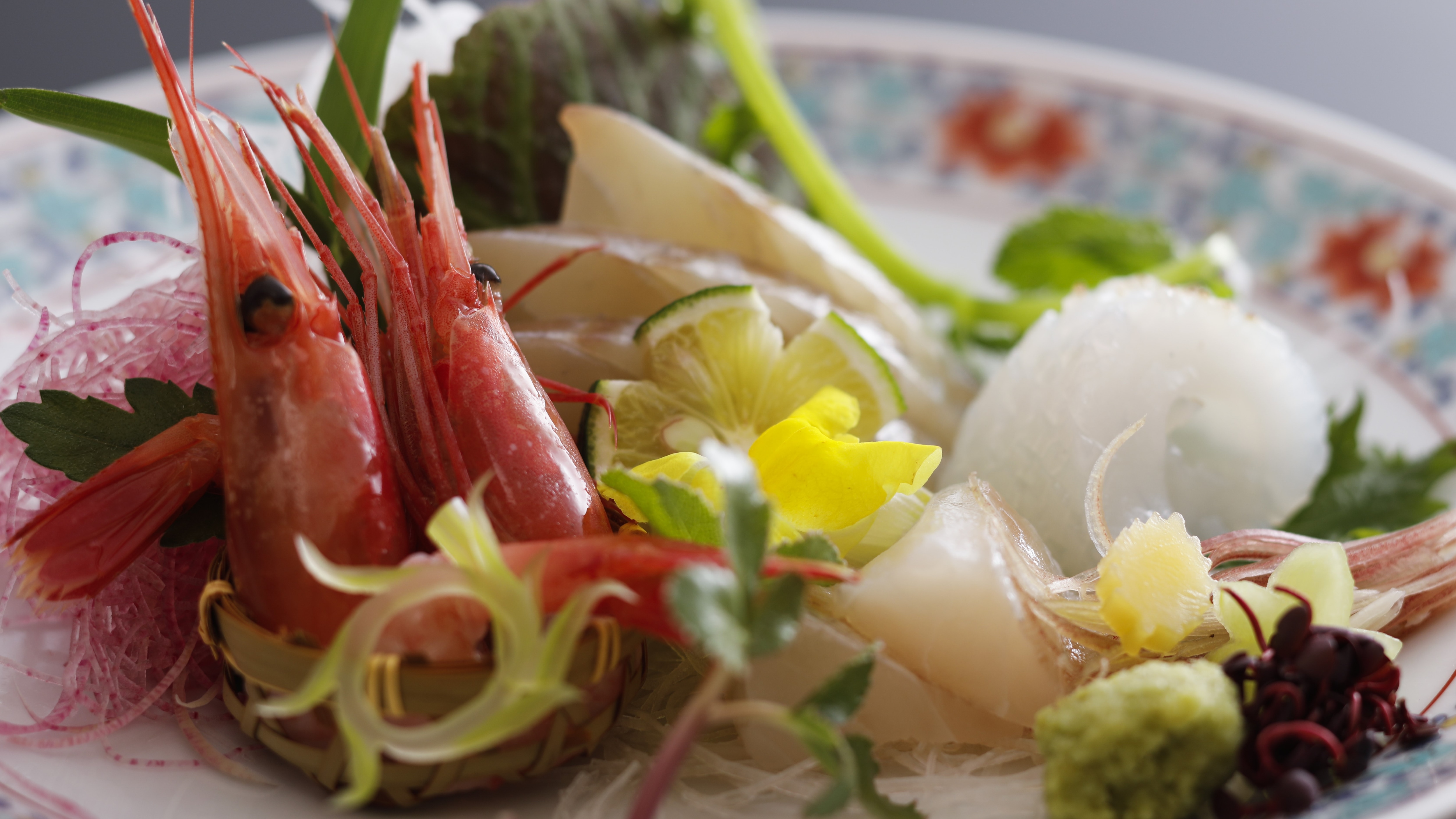 [夏季/烹飪] 享受海鮮搭配3種生魚片：鱸魚、白魷魚和甜蝦！
