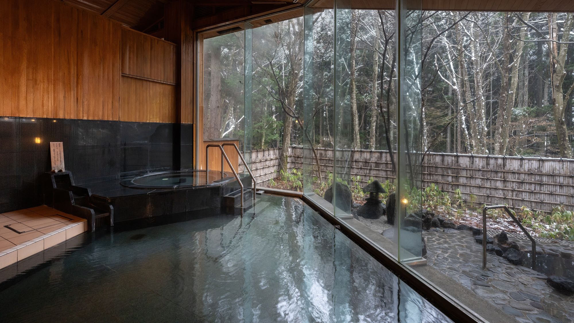 ■Large public bath | In addition to the spacious indoor bath, there is also an open-air bath surrounded by trees.
