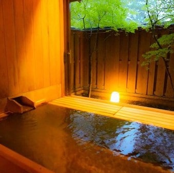 ■ [East Building B1, Free private open-air bath, Two people, Shizu] The bathtub is made of cypress wood, which has antibacterial properties.