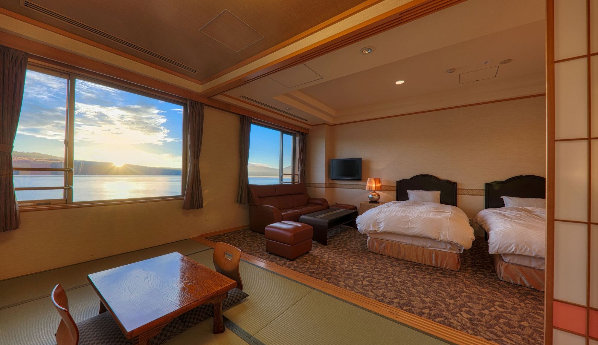 [Sweet room with a hot spring bath with a view of Lake Yamanaka] A Japanese and Western room with a hot spring bath overlooking Lake Yamanaka.