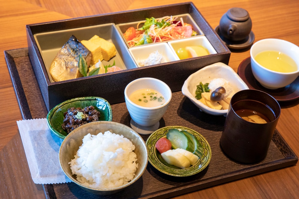  Founded 420 years ago, this Japanese breakfast set features tororo soup from Shizuoka's oldest clove shop