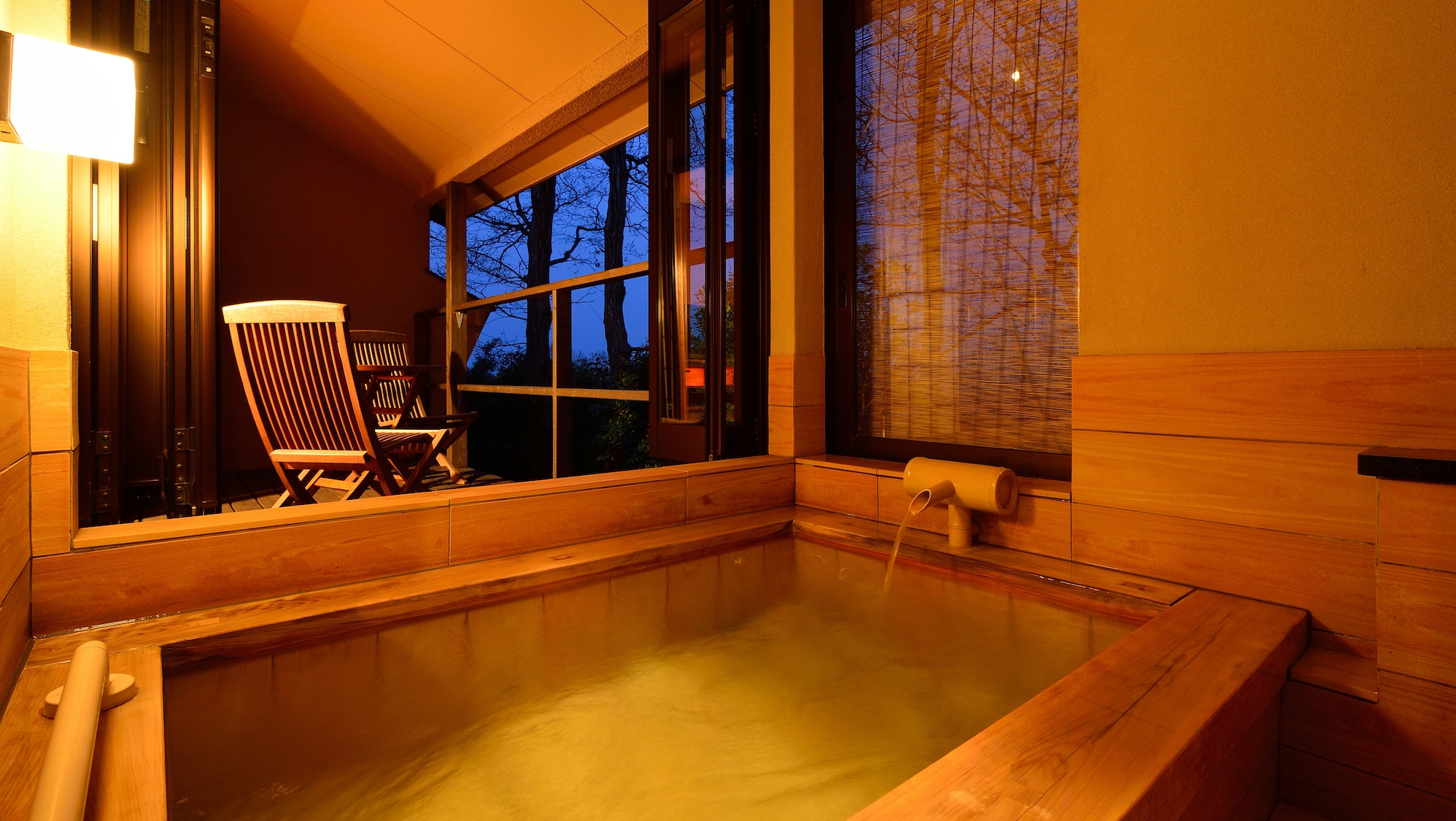 Semi-open-air bath in guest room (cypress)