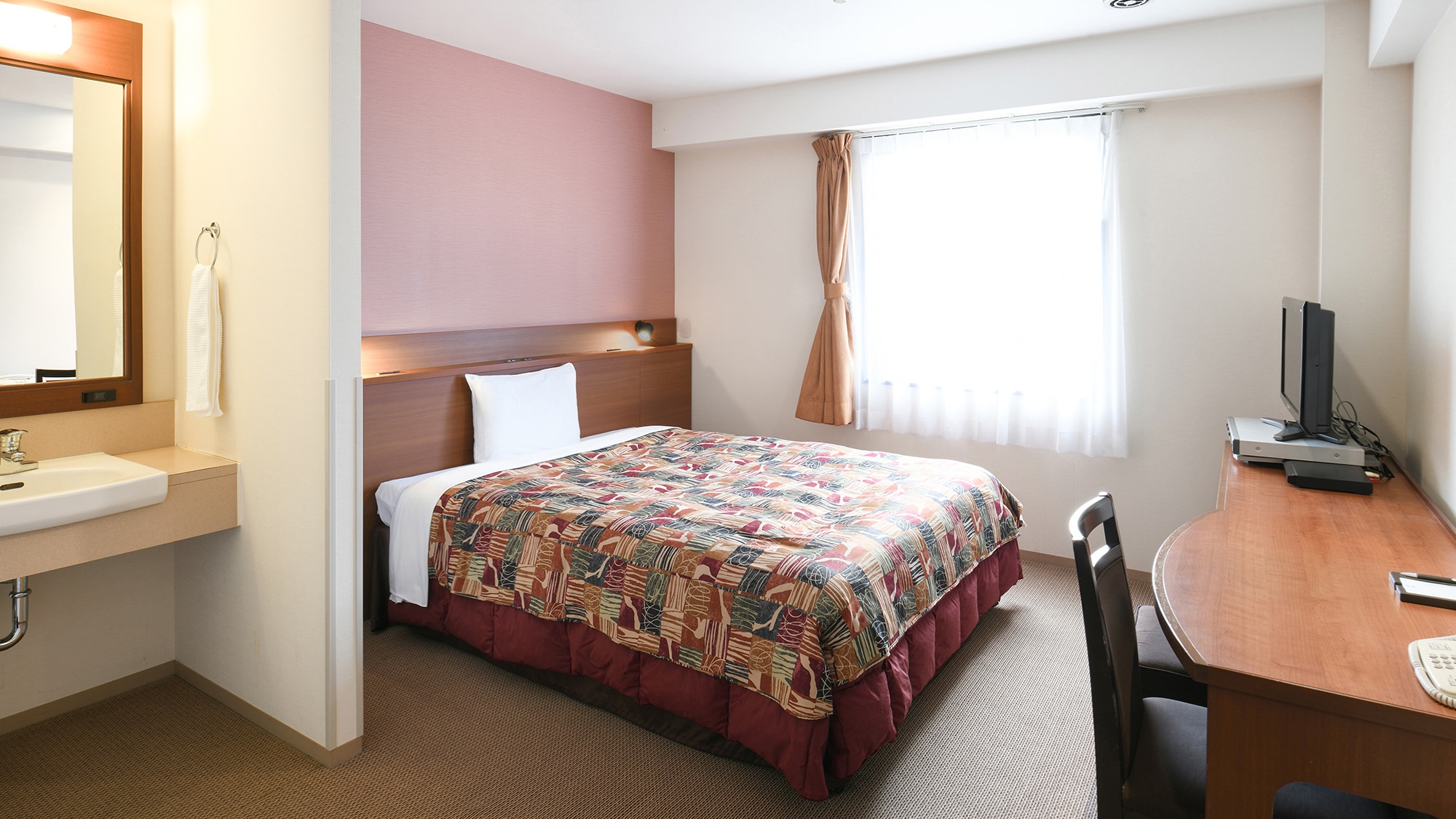 It is spacious with 21 square meters and is recommended for long-term stays.