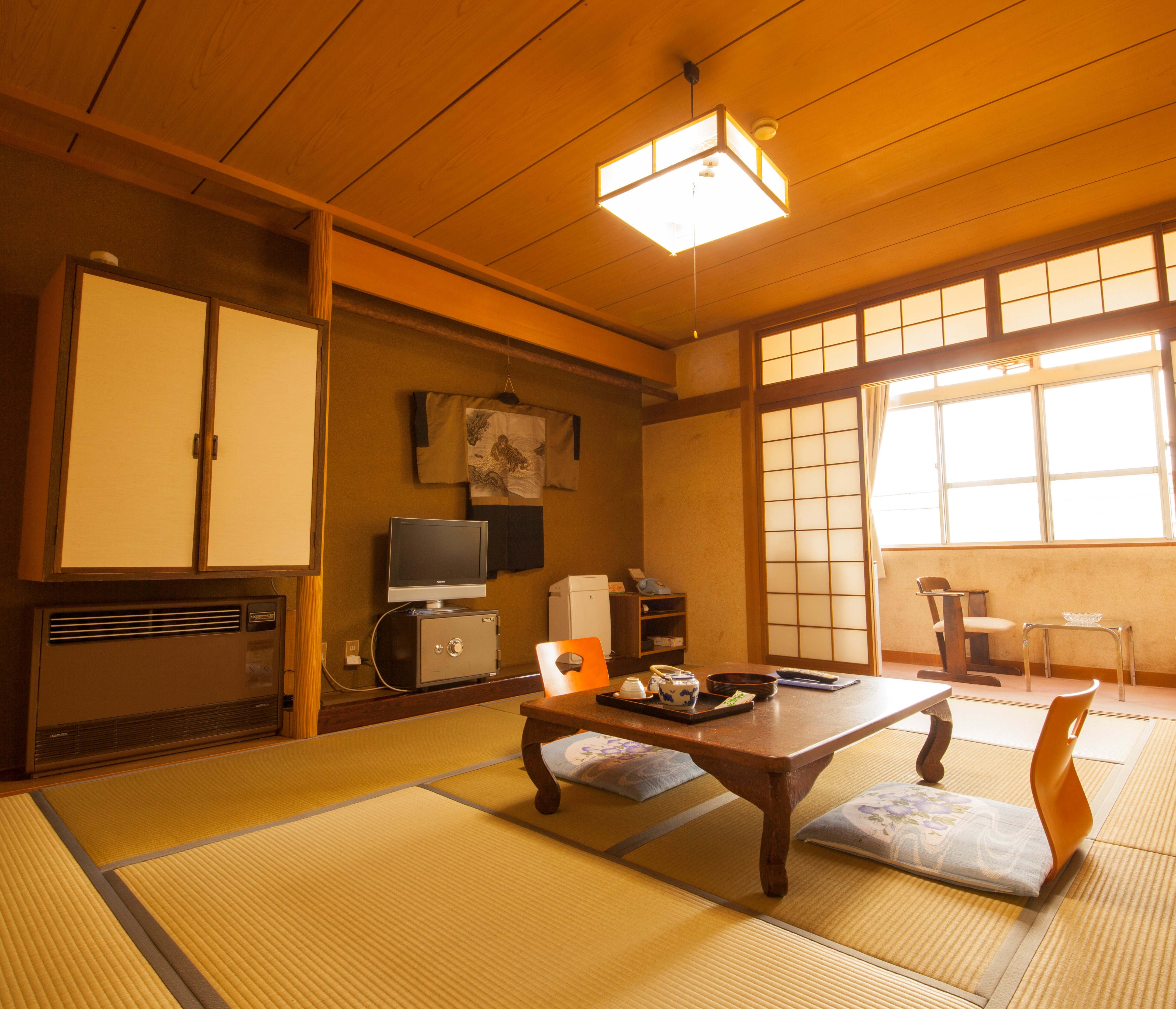 An 8 tatami Japanese-style room.