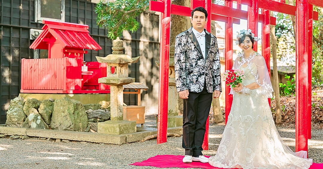 Gaun pengantin, di depan Kuil Inari