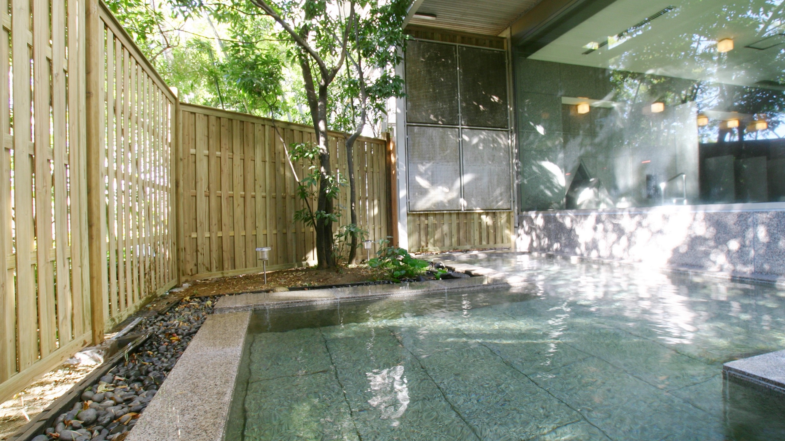 Phòng tắm ngoài trời (1F)