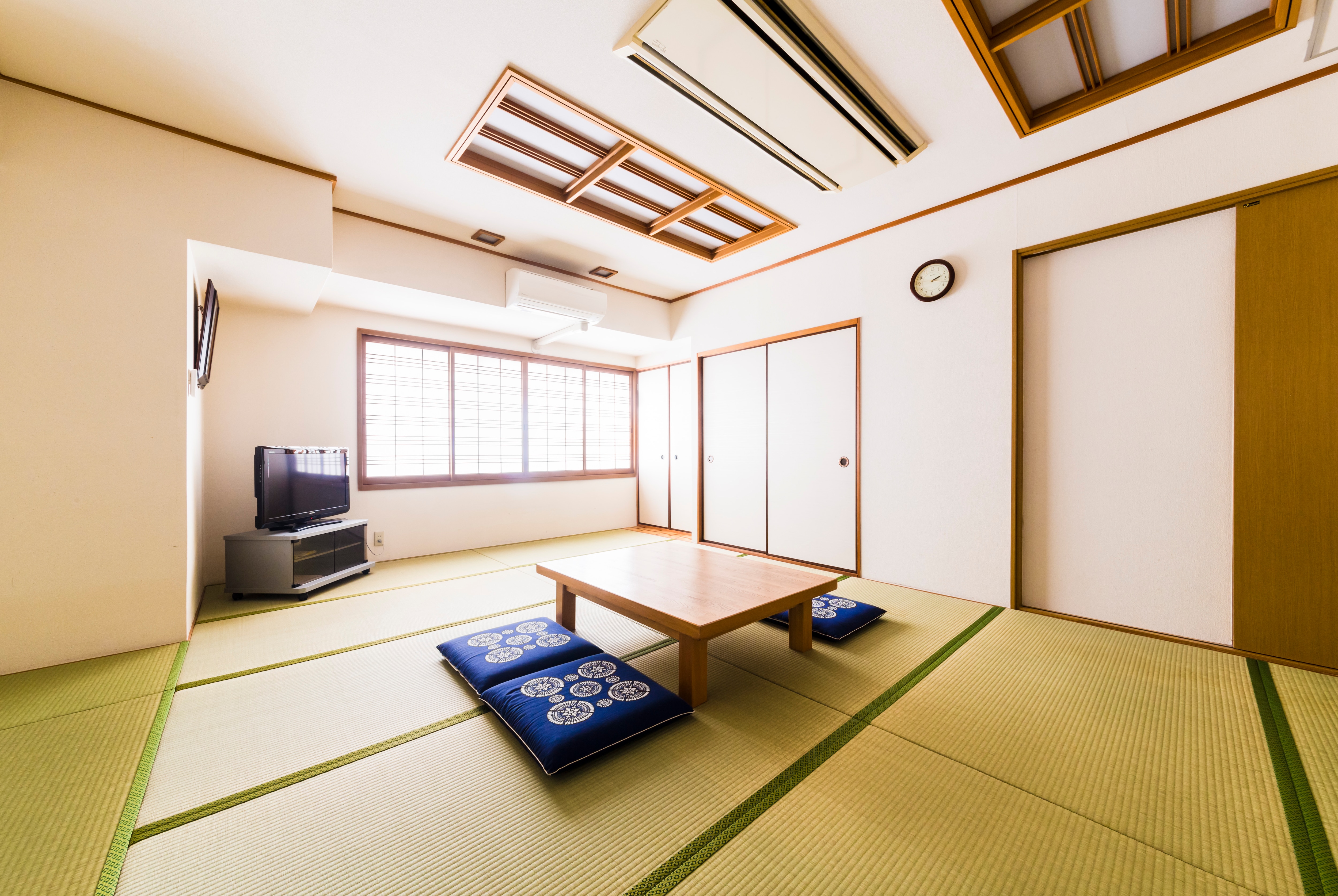 日式房間 14張榻榻米，可容納 2 至 7 人。您可以在寬敞的房間裡放鬆身心。