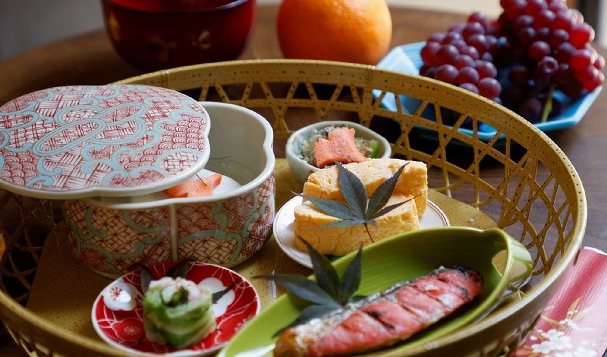 这是 Ita-san 的京都卷寿司早餐的一个例子。您可以在您的房间里享用。