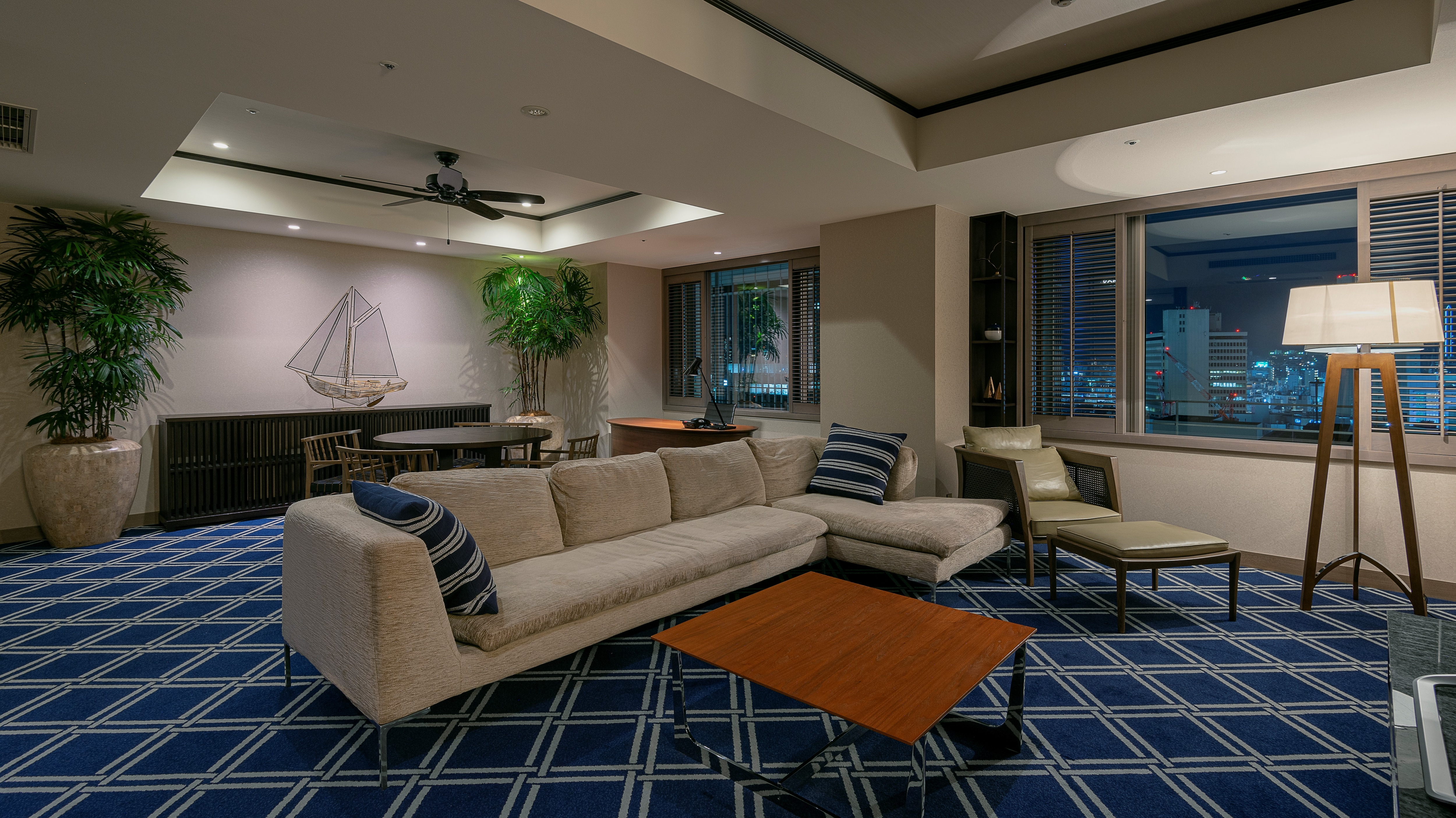 Suite King/High Floor/Free Minibar (Living Room)