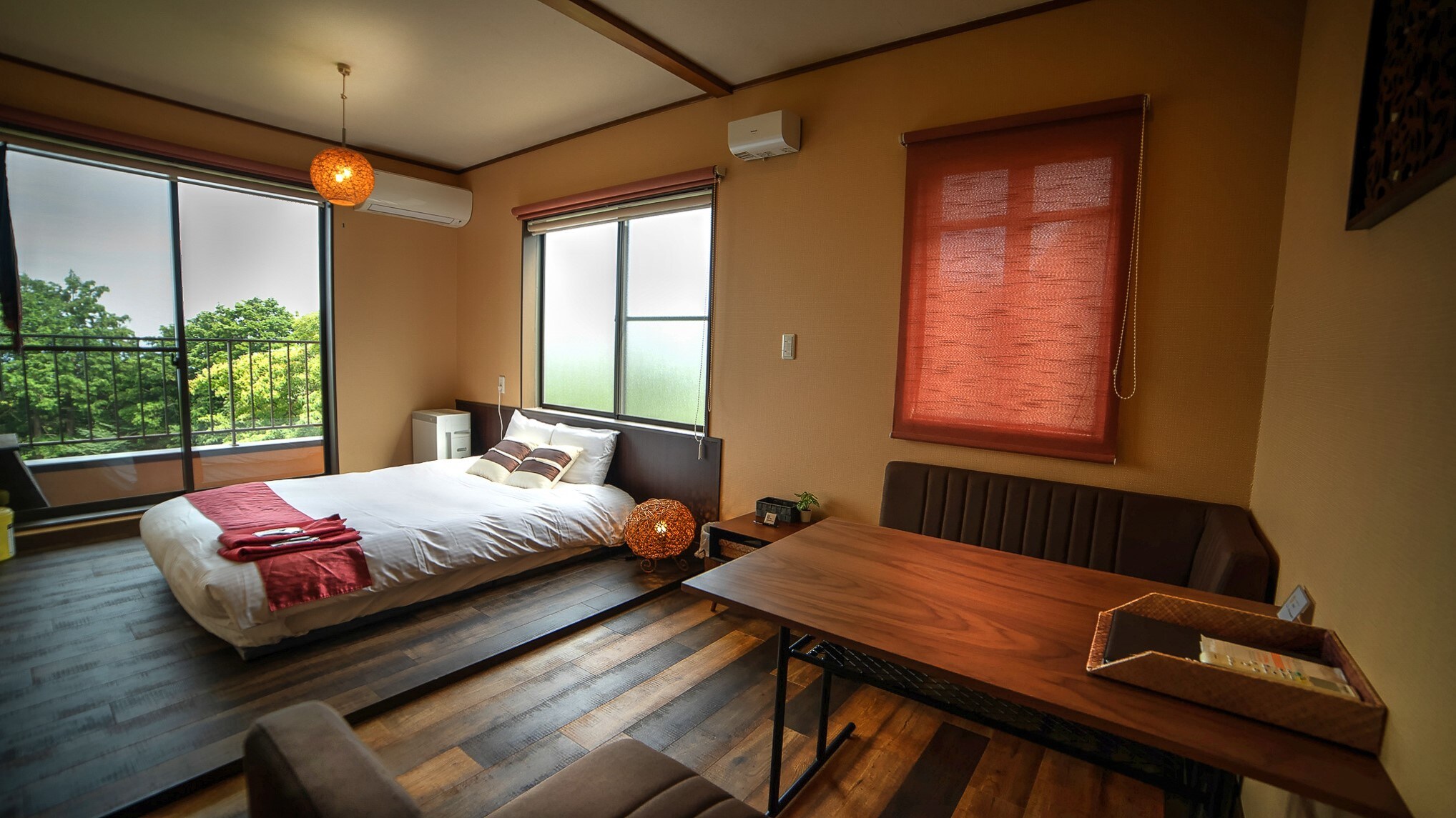 [Hoa] Một căn phòng có view đẹp ngoài cửa sổ