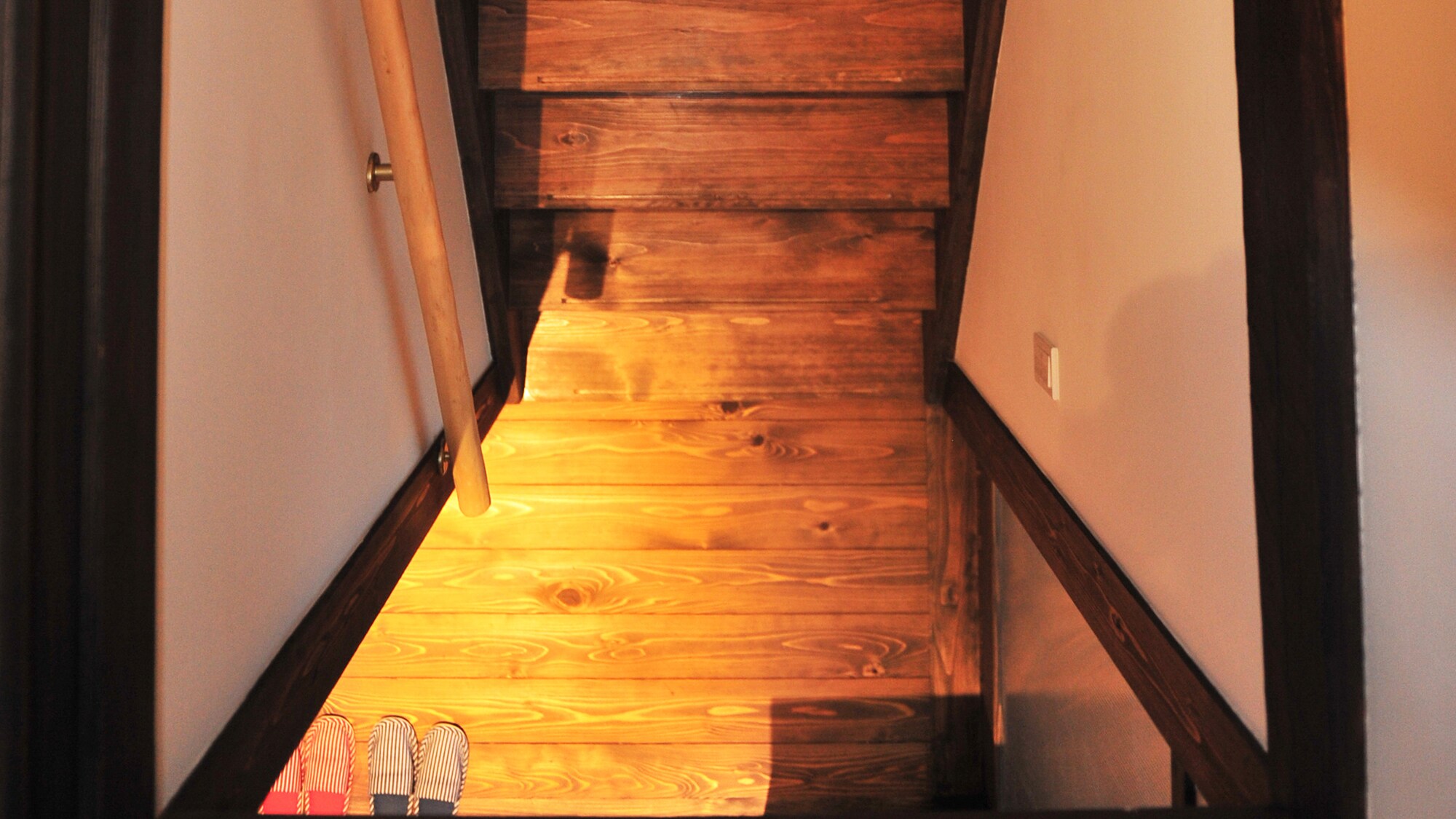 ・ [Stairs] We take advantage of the warmth of wood in consideration of safety.