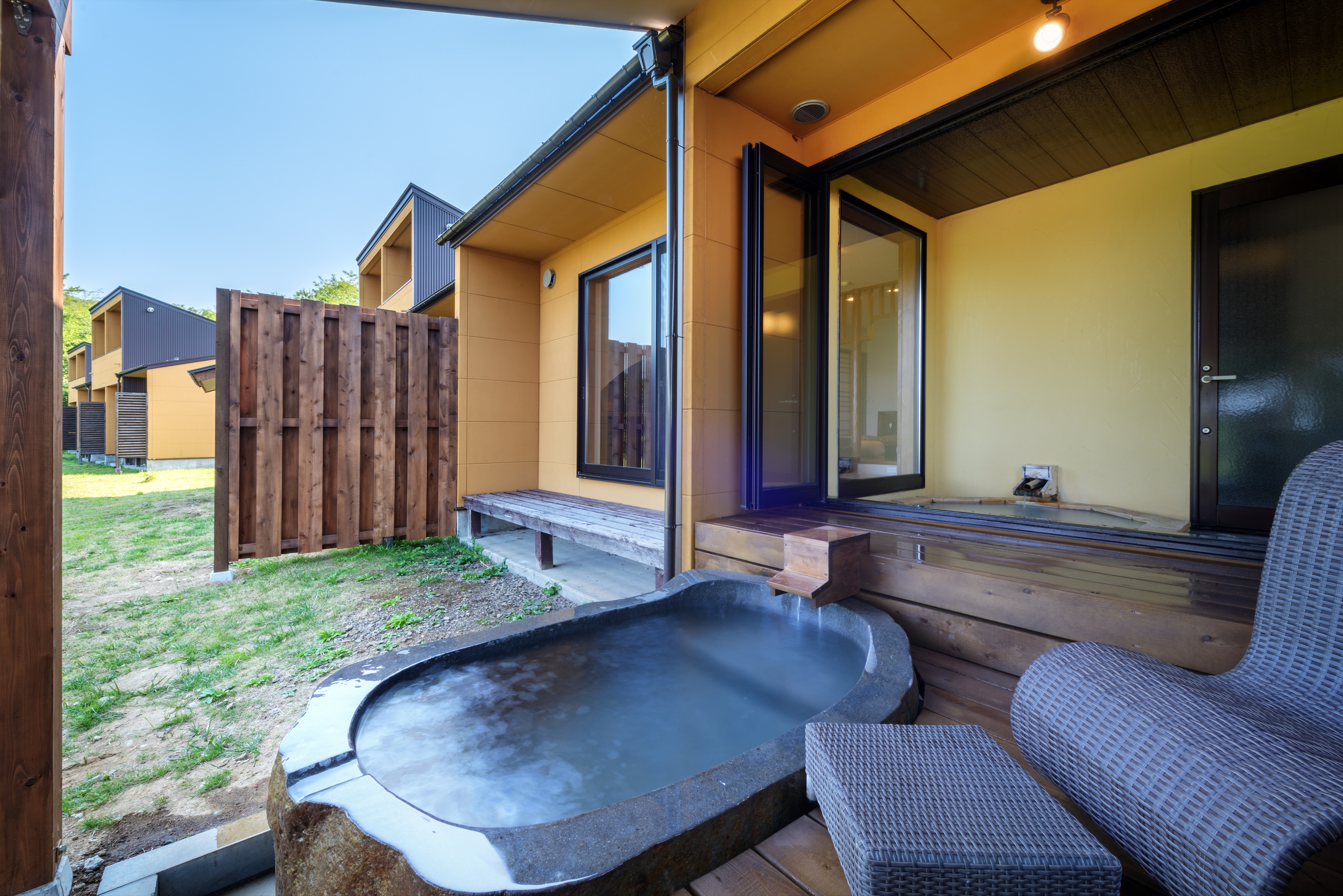 Go stone outdoor bath