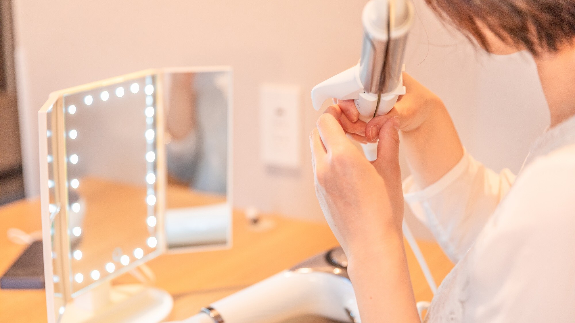 "Actress Mirror" makes it easy to apply makeup