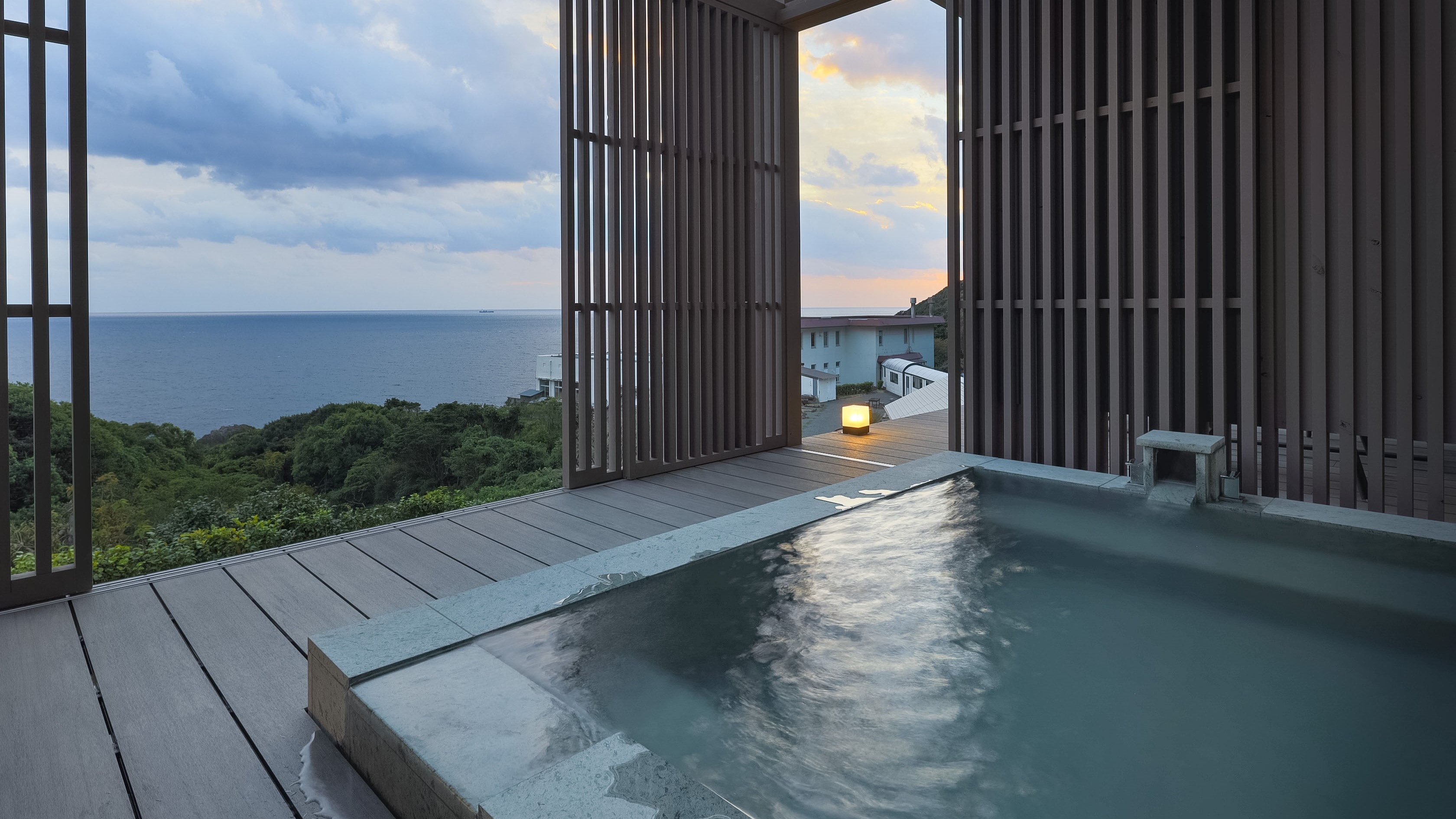 ห้องสวีทเตียงแฝดพร้อมอ่างอาบน้ำโอเพ่นแอร์ (Zamana twin room)