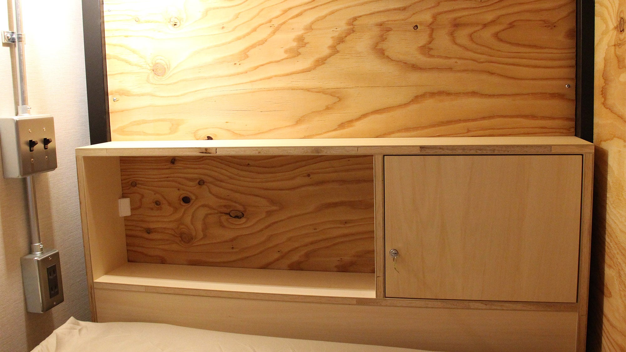 ・ [Dormitory] Two outlets and a reading light on the bedside