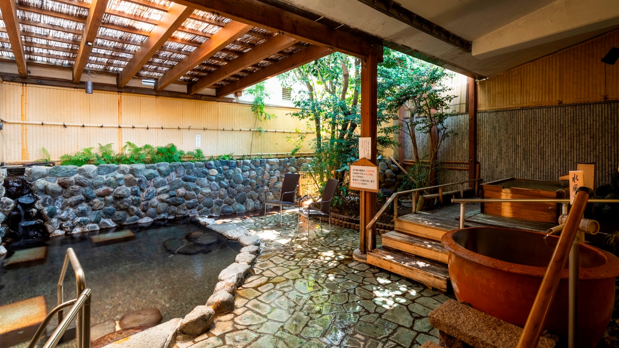 "Ayame no Yu" is an open-air bath where you can feel the breeze on your cheeks.
